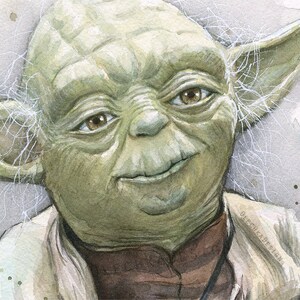 Może przedstawiać: Aquarela przedstawiająca Yodę, zielonosk&oacute;rnego kosmitę z Gwiezdnych Wojen, o mądrym i łagodnym wyrazie twarzy. Ma na sobie brązową szatę i duże, spiczaste uszy.