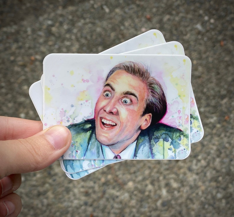 Op de afbeelding: Een aquarel van een man met een verraste uitdrukking. De schildering is op een witte achtergrond met spatten van roze en blauwe verf.