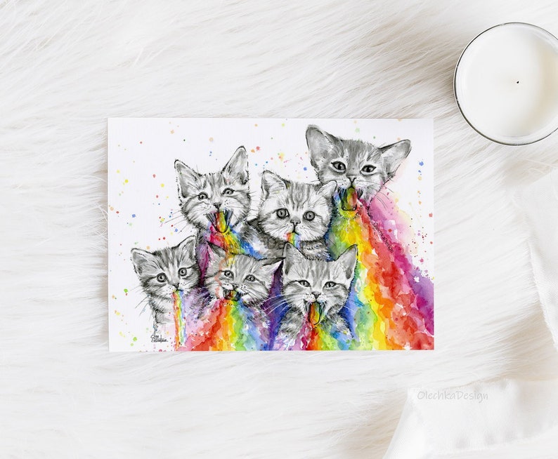 K&ouml;nnte beinhalten: Ein Aquarellbild von f&uuml;nf K&auml;tzchen mit Regenbogen-Erbrochenem. Die K&auml;tzchen schauen alle mit offenem Maul und herausgestreckter Zunge den Betrachter an. Die Regenb&ouml;gen sind hell und farbenfroh und kommen aus dem Maul der K&auml;tzchen.