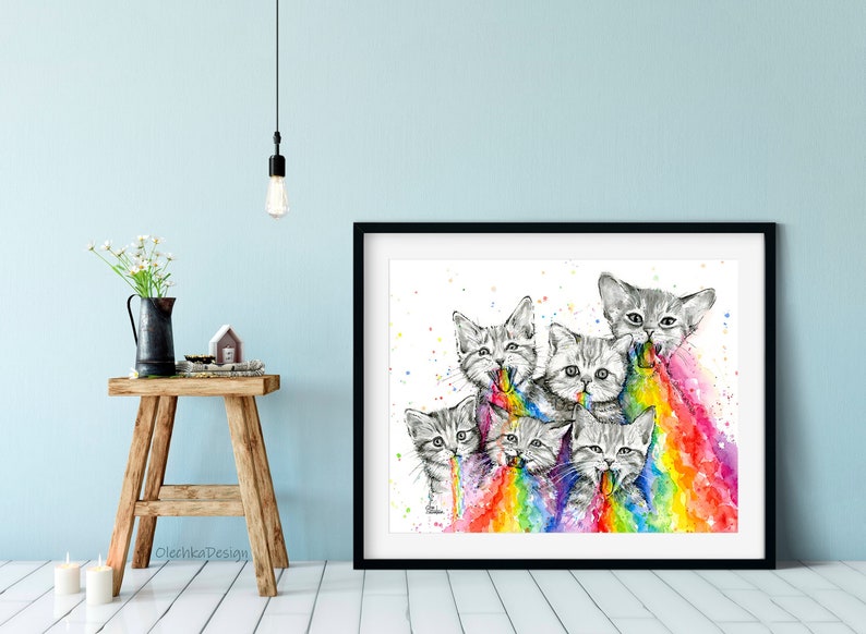 K&ouml;nnte beinhalten: Aquarellmalerei von f&uuml;nf grauen K&auml;tzchen mit herausgestreckten Zungen, die jeweils einen Regenbogen erbrechen. Der Hintergrund ist wei&szlig; mit bunten Spritzern.