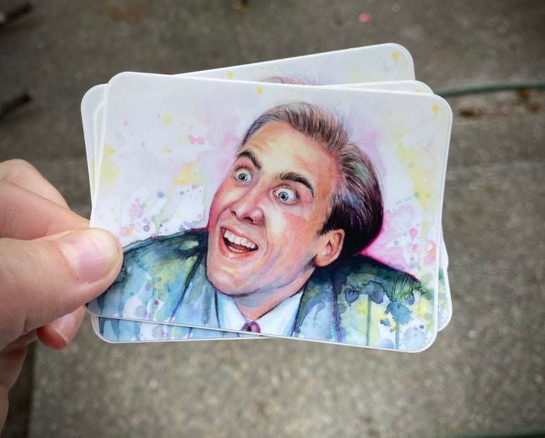 Op de afbeelding: Een aquarel schilderij van een man met een verraste uitdrukking. Het schilderij is op een witte achtergrond met roze en gele aquarel spatten.