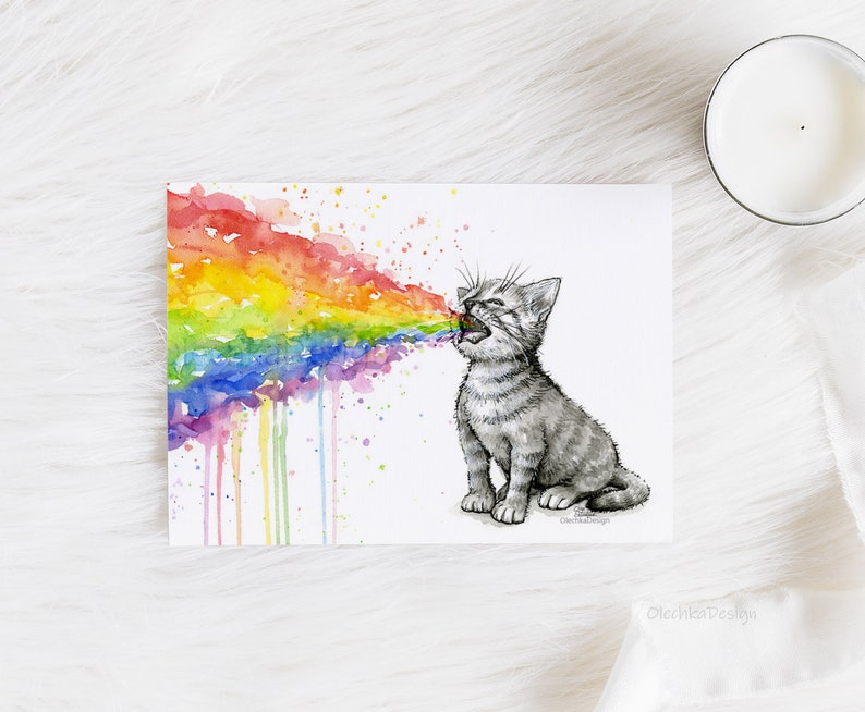 K&ouml;nnte beinhalten: Aquarellmalerei eines grauen K&auml;tzchens, aus dessen Maul ein Regenbogen kommt. Der Regenbogen besteht aus Aquarellfarbe und hat einen tropfenden Effekt.