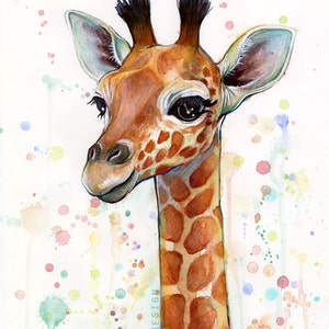Peut inclure: Une peinture &agrave; l'aquarelle d'un b&eacute;b&eacute; girafe avec un motif tachet&eacute; brun et orange. La girafe regarde le spectateur avec de grands yeux noirs. L'arri&egrave;re-plan est blanc avec des &eacute;claboussures d'aquarelle color&eacute;es.