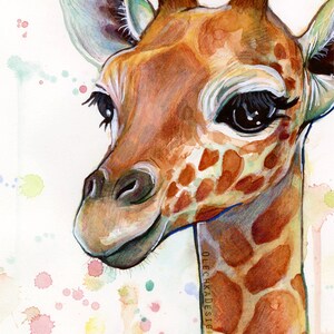 Peut inclure: Une peinture &agrave; l'aquarelle de la t&ecirc;te et du cou d'une girafe. La girafe a des taches brunes et beiges sur sa fourrure. L'arri&egrave;re-plan est blanc avec des &eacute;claboussures d'aquarelle color&eacute;es.