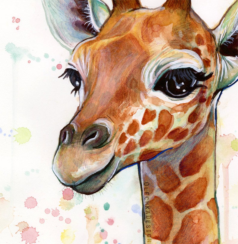 Peut inclure: Une peinture &agrave; l'aquarelle de la t&ecirc;te et du cou d'une girafe. La girafe a des taches brunes et beiges sur sa fourrure. L'arri&egrave;re-plan est blanc avec des &eacute;claboussures d'aquarelle color&eacute;es.