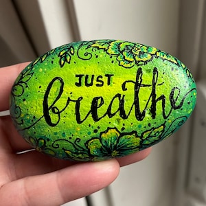 Roca pintada, regalo de afrontamiento, mantra positivo, arte motivacional, arte inspirador, arte floral, rocas acrílicas pintadas a mano, pequeño regalo de recuerdo