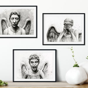 K&ouml;nnte beinhalten: Drei schwarz-wei&szlig;e gerahmte Drucke von Weeping Angels aus der Fernsehserie Doctor Who. Die Engel sind in verschiedenen Posen dargestellt, einer bedeckt seine Augen, einer schreit und einer hat einen neutralen Ausdruck.