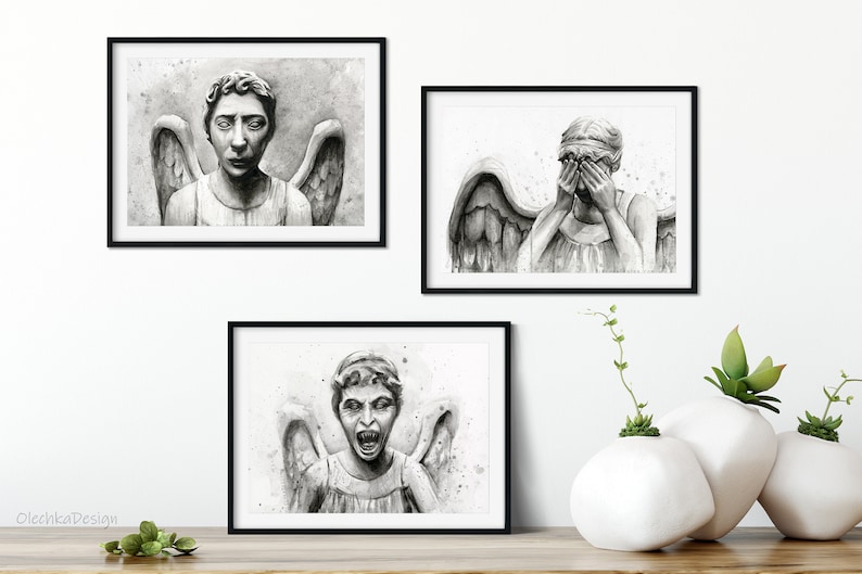 K&ouml;nnte beinhalten: Drei schwarz-wei&szlig;e gerahmte Drucke von Weeping Angels aus der Fernsehserie Doctor Who. Die Engel sind in verschiedenen Posen dargestellt, einer bedeckt seine Augen, einer schreit und einer hat einen neutralen Ausdruck.