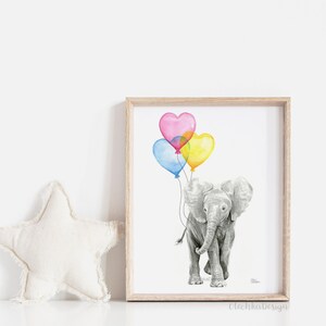 Pode incluir: Uma pintura em aquarela de um elefante cinza segurando tr&ecirc;s bal&otilde;es em forma de cora&ccedil;&atilde;o. Os bal&otilde;es s&atilde;o azuis, rosa e amarelos.