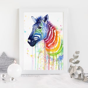K&ouml;nnte beinhalten: Aquarellmalerei eines Zebras mit einem Regenbogenmuster. Das Zebra blickt nach links und hat einen wei&szlig;en Hintergrund mit bunten Aquarellspritzern.