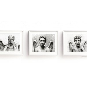 K&ouml;nnte beinhalten: Drei Schwarzwei&szlig;-Bleistiftzeichnungen von Weeping Angels aus der Fernsehserie Doctor Who. Die Engel sind mit den H&auml;nden vor den Augen, offenem Mund im Schrei und ausgebreiteten Fl&uuml;geln dargestellt.