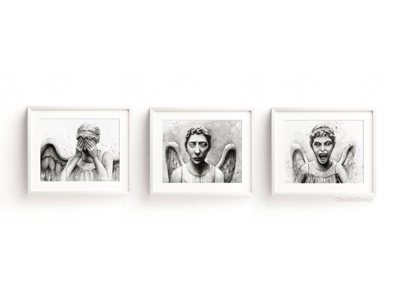 K&ouml;nnte beinhalten: Drei Schwarzwei&szlig;-Bleistiftzeichnungen von Weeping Angels aus der Fernsehserie Doctor Who. Die Engel sind mit den H&auml;nden vor den Augen, offenem Mund im Schrei und ausgebreiteten Fl&uuml;geln dargestellt.