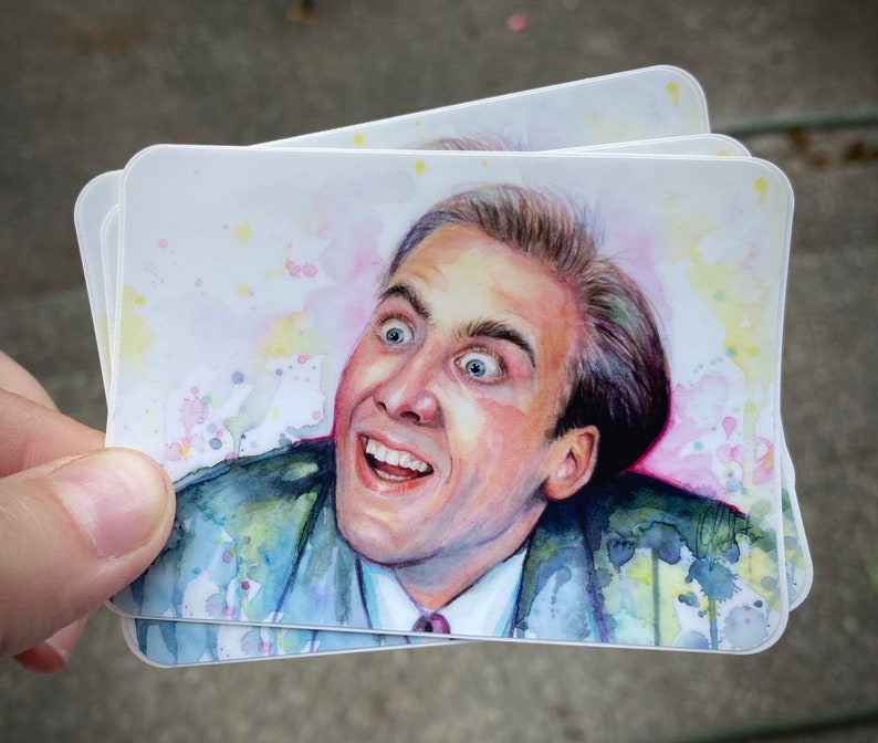 Op de afbeelding: Een aquarel schilderij van een man met een verraste uitdrukking. Het schilderij is op een witte achtergrond met spatten van roze en gele aquarelverf.