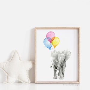 Peut inclure: Une peinture &agrave; l'aquarelle d'un &eacute;l&eacute;phant gris tenant trois ballons. Les ballons sont bleus, jaunes et roses.
