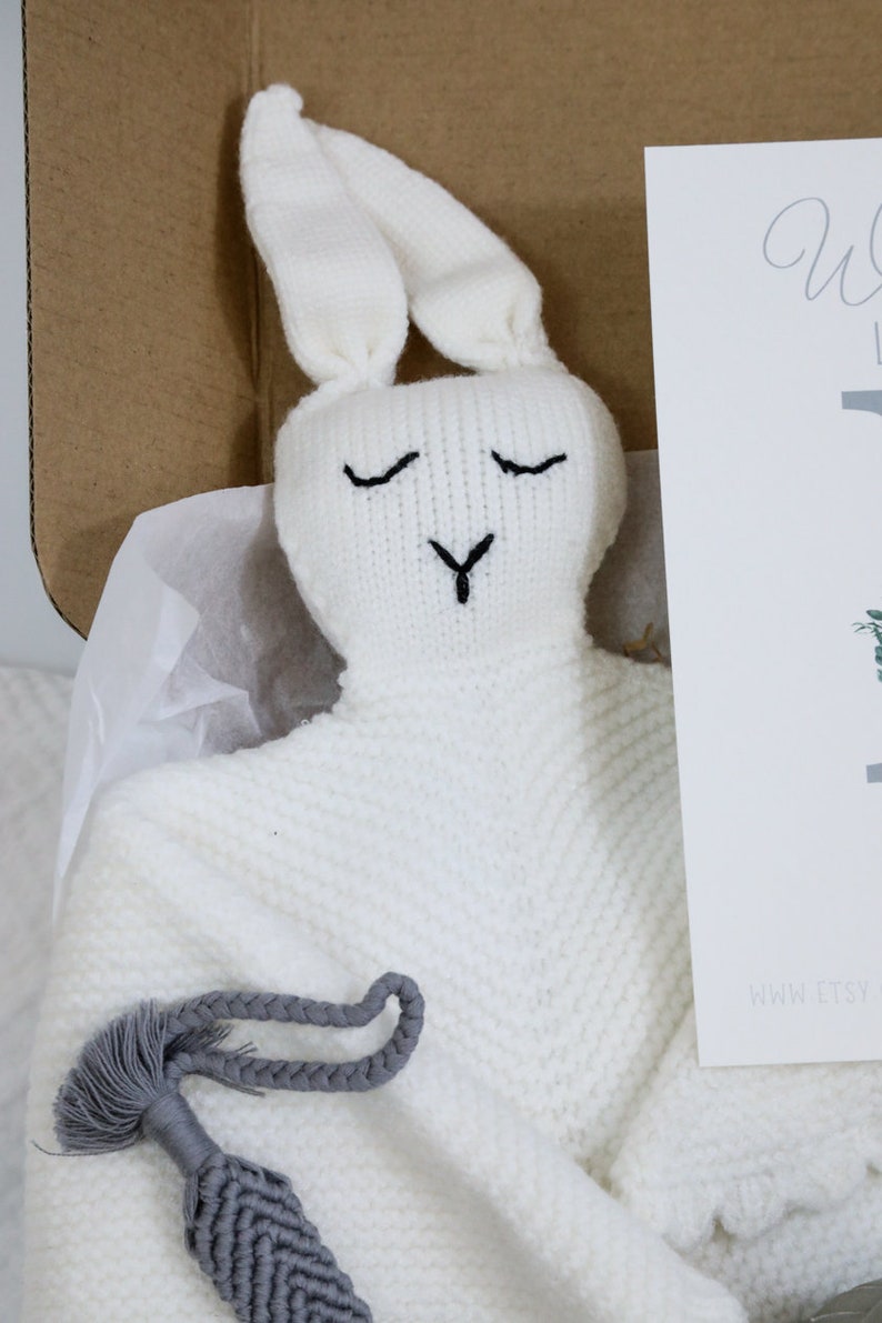 Personalisierte Baby-Geschenk-Box, Babyparty, Willkommen Neugeborenen Geschenk, Junge/Mädchen Geschenk, Hase Ostern Geschenk, Geschlecht Neutral Baby Geschenk Set, Monogramm Geschenk Bild 2