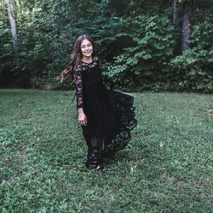 Vestido negro con volantes y encaje, escote corazón (listo para enviar) - Vestido de niña de inspiración vintage / Vestido boho para damita de honor / Vestido para ocasiones especiales imagen 5