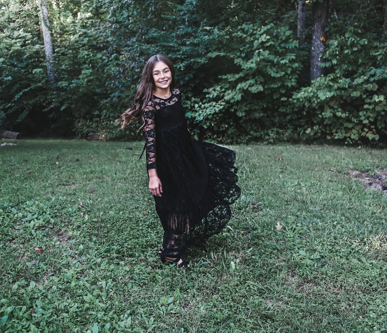 Vestido negro con volantes y encaje, escote corazón (listo para enviar) - Vestido de niña de inspiración vintage / Vestido boho para damita de honor / Vestido para ocasiones especiales imagen 5