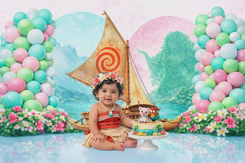 Puede incluir: Una ni&ntilde;a con un atuendo tem&aacute;tico se sienta frente a un tel&oacute;n de fondo con un barco, globos y un pastel. La ni&ntilde;a lleva una corona de flores y un collar. Un pastel con figuras de cerdo y gallo se encuentra en un soporte blanco. Globos de colores pastel enmarcan la escena.