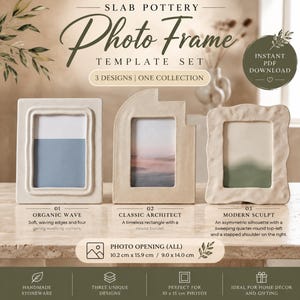 Op de afbeelding: Een set van drie beige fotolijsten van plaatkeramiek, genaamd Organic Wave, Classic Architect en Modern Sculpt. De lijsten hebben verschillende vormen en texturen. De tekst bevat Slab Pottery Photo Frame Template Set en openingafmetingen van 10,2 cm x 15,9 cm en 9,0 cm x 14,0 cm.