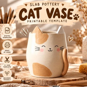 Peut inclure: Un modèle téléchargeable pour un vase en céramique en forme de chat. L'image montre un vase beige avec des taches brunes, des oreilles pointues, une queue courbée et un visage de chat souriant aux joues roses. Texte : SLAB POTTERY CAT VASE.