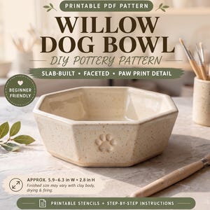 Puede incluir: Un cuenco para perro de cerámica color crema, facetado, con acabado moteado y una huella de pata en relieve. El texto dice: PRINTABLE PDF PATTERN WILLOW DOG BOWL DIY POTTERY PATTERN SLAB-BUILT FACETED PAW PRINT DETAIL. Dimensiones: 15-16 cm A x 7,1 cm H.