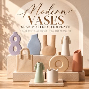 Op de afbeelding: Een collectie van negen keramische vazen in diverse vormen en pastelkleuren, waaronder lavendel, blauw, beige, wit, groen en terracotta. De tekst luidt: Modern VASES SLAB POTTERY TEMPLATE 9 HAND-BUILT VASE DESIGNS FULL-SIZE TEMPLATES.