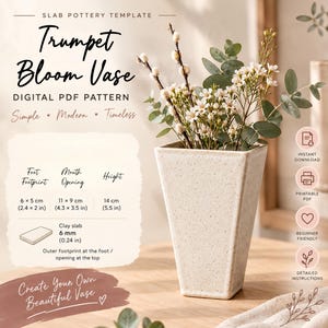 Könnte beinhalten: Eine digitale PDF-Vorlage für eine getöpferte Trompetenvase aus Tonplatten. Das Bild zeigt eine gesprenkelte, cremeweiße Vase mit ausgestellter Öffnung, gefüllt mit weißen Blumen und Grün. Text enthält Maße: Fuß 6x5 cm, Öffnung 11x9 cm, Höhe 14 cm, Plattenstärke 6 mm.