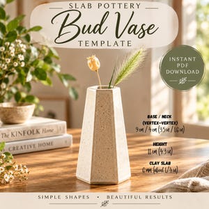 Op de afbeelding: Een zeshoekige gespikkelde keramische vaas met twee gedroogde stengels. Tekst: SLAB POTTERY Bud Vase TEMPLATE, INSTANT PDF DOWNLOAD, BASE/NECK 9cm/4cm, HEIGHT 11cm, CLAY SLAB 6mm, SIMPLE SHAPES BEAUTIFUL RESULTS.