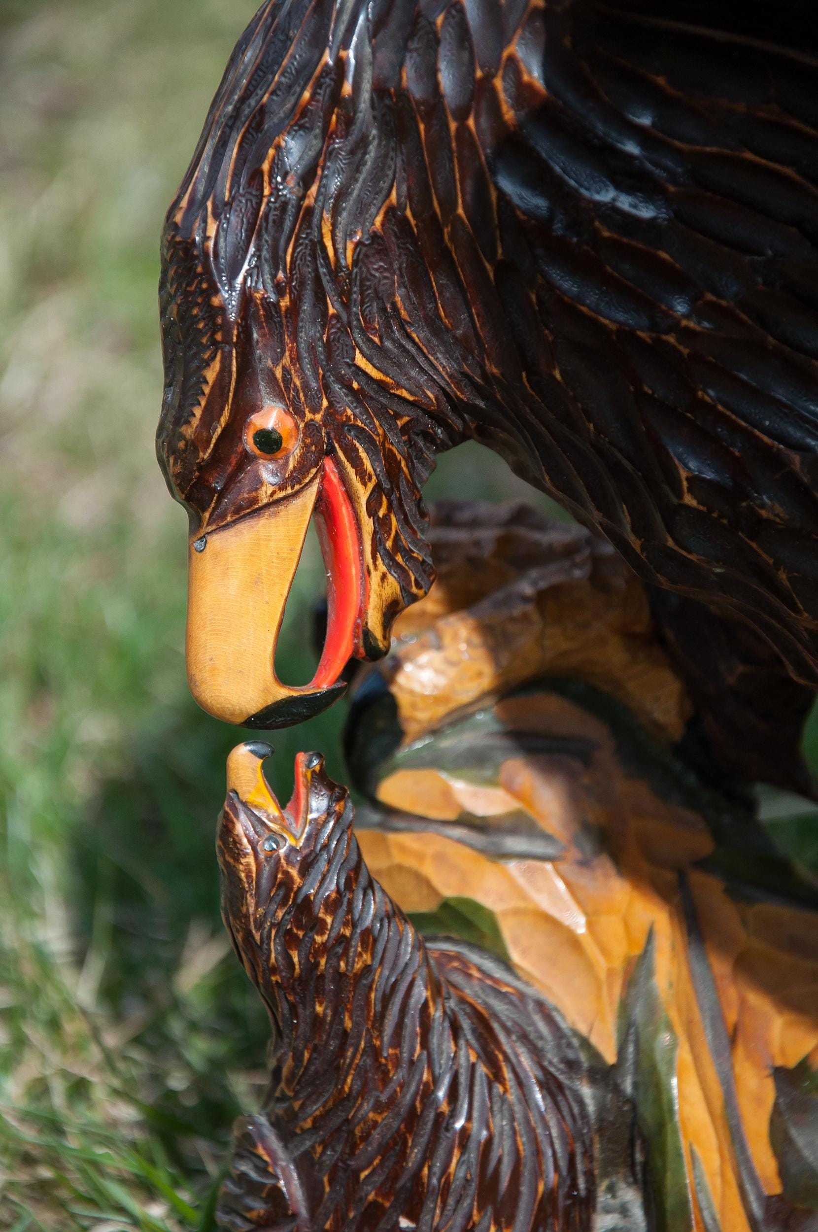 大きな木製の鷲。大きな鷲。鷲の像。木製の鷲の彫刻。ヴィンテージの