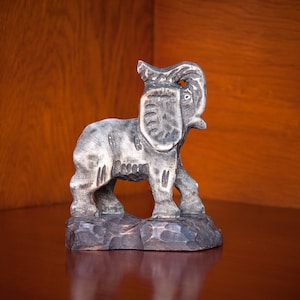 Kleine houten olifant, gesneden houten olifant, olifantenbeeldje, handgemaakte sculptuur, sculptuurdier, houten decor, Oekraïens snijwerk