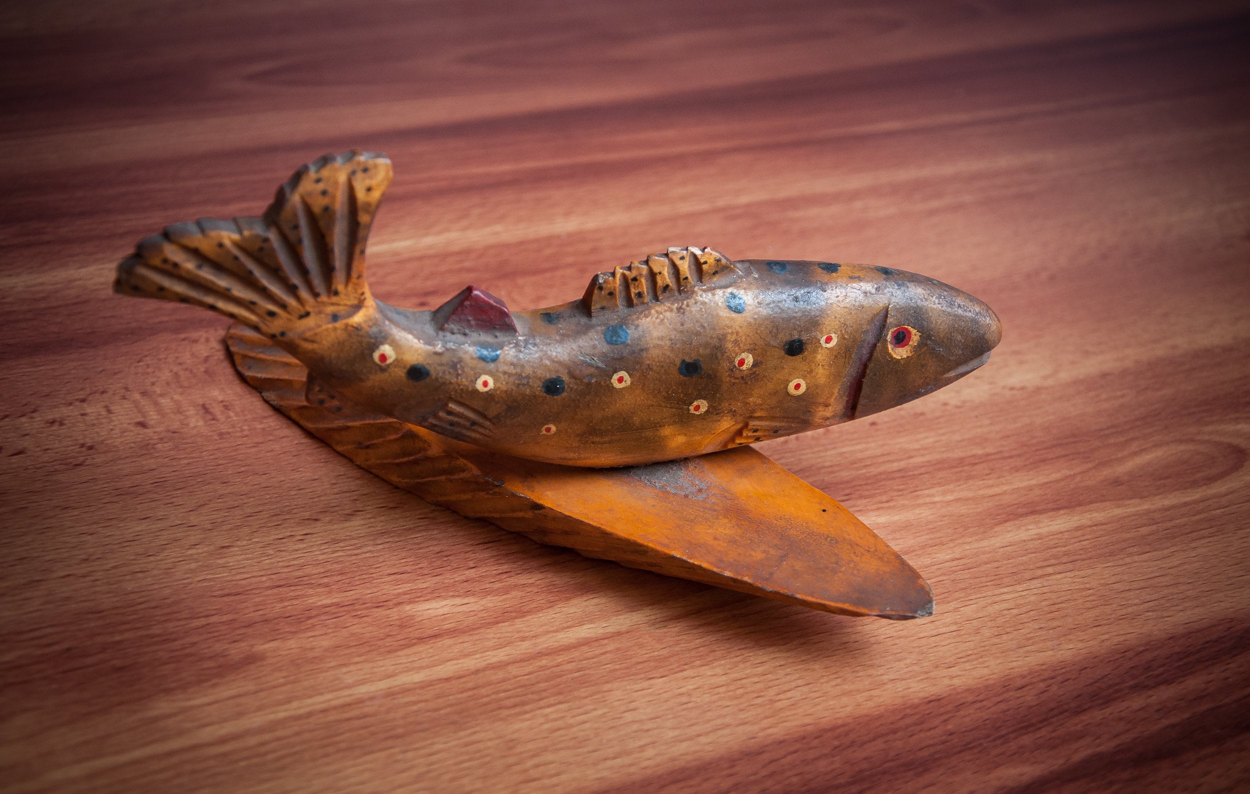 木製の魚。ビンテージの魚のフィギュア。木製の魚の彫刻。手彫りの木製