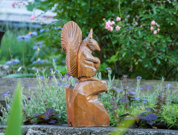 木製 リスの置物 手作り 木彫り シシィの小さなリスの木彫り - ショップ Mokuomo 置物 - Pinkoi