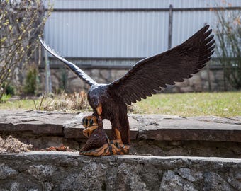 大きな木製の鷲。大きな鷲。鷲の像。木製の鷲の彫刻。ヴィンテージの