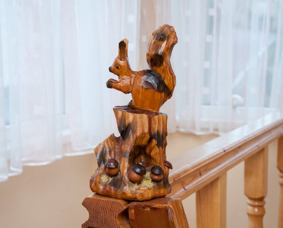 木彫りのリス、ビンテージのリス、リスの置物、手作りのリスの彫刻