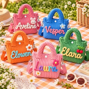 Könnte beinhalten: Fünf Cord-Tragetaschen in Pink, Blau, Orange und Grün, jeweils mit weißem Druckknopfverschluss, abnehmbarem Schulterriemen und einem in erhabenen Buchstaben gestickten Namen: Aveline, Vesper, Elowen, Laura und Elara, verziert mit kleinen Blumen oder Hasen.