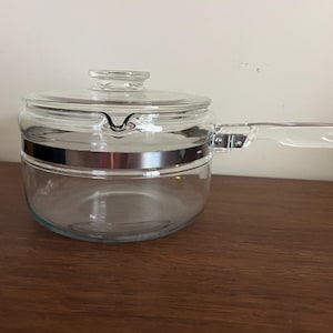 Olla de vidrio Pyrex transparente vintage con tapa para cocción a fuego lento.