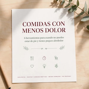 Puede incluir: Una guía digital blanca titulada COMIDAS CON MENOS DOLOR con el subtítulo 6 herramientas para cuando no puedes estar de pie y tienes peques alrededor, con seis iconos pequeños, una línea decorativa y texto sobre una superficie de madera.