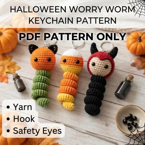 Può includere: Tre portachiavi a forma di verme dell'ansia realizzati all'uncinetto con occhi di sicurezza neri. Uno è arancione e verde, uno è color caramella di mais e uno è rosso e nero. Testo: HALLOWEEN WORRY WORM KEYCHAIN PATTERN PDF PATTERN ONLY. Filato, Uncinetto, Occhi.