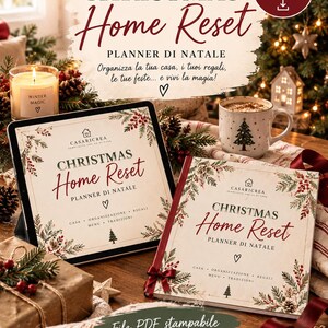 Può includere: Un planner digitale Christmas Home Reset visualizzato su un tablet e un libretto stampato. Entrambi presentano illustrazioni botaniche festive, il testo Christmas Home Reset e sezioni per casa, regali, menu e tradizioni. Un nastro rosso lega il libretto.