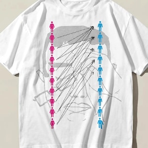 Puede incluir: Una camiseta blanca de manga corta con un gráfico central que muestra el contorno gris pálido de un rostro. Superpuestas hay dos columnas verticales de pequeñas figuras rosas y azules, con flechas negras discontinuas apuntando hacia arriba.