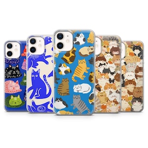 Peut inclure: Cinq coques de smartphone transparentes alignées, chacune présentant un motif distinct de chats illustrés. Les designs incluent des fonds bleus, orange et blancs avec diverses races de chats dans différentes poses, couleurs et styles.