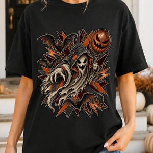 Könnte beinhalten: Ein schwarzes T-Shirt mit einem Grafikdruck einer geisterhaften Gestalt mit Kapuze und spitzen Zähnen, die einen kürbisförmigen Ballon hält. Das Design zeigt fliegende Fledermäuse, orangefarbene Blitze und Leopardenmuster im Hintergrund.