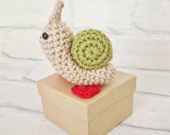 Escargot dans une boîte, jouet au crochet fait main, cadeau pour les amateurs d'insectes, souvenir d'anniversaire, cadeaux escargots, cadeaux mignons, remplissage de bas de Noël, jouet escargot