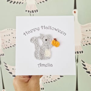 Carte personnalisée écureuil et citrouille au crochet, carte Halloween personnalisée, carte d'anniversaire écureuil