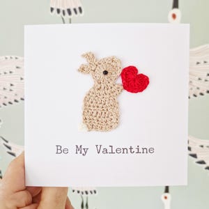 Biglietto di auguri all'uncinetto con coniglietto e cuore di San Valentino, simpatico biglietto di San Valentino con coniglietto. Biglietto di San Valentino personalizzato, biglietto di anniversario con coniglietto