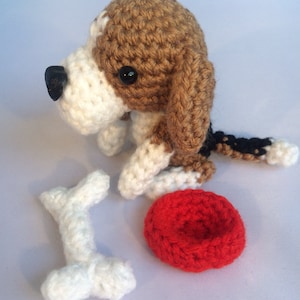 Mini perro de ganchillo Beagle con hueso y tazón, regalo hecho a mano en caja, regalo Beagle, regalo para amantes de los perros, juguete Beagle,