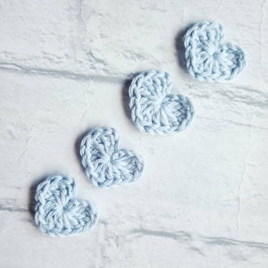 Handgemaakte gehaakte harten, hartapplicaties, blauwe gehaakte harten, ambachtelijke versieringen, naaibenodigdheden, scrapbooking, benodigdheden voor het maken van kaarten
