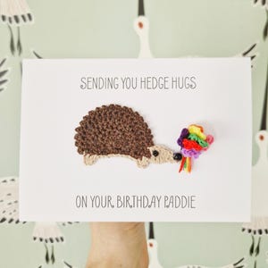 Carte personnalisée au crochet hérisson fait main, carte d'anniversaire hérisson, carte d'anniversaire ami spécial, carte d'amoureux de hérisson