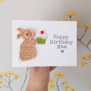 Personalisierte handgemachte Mama Häschen Häkelkarte, spezielle Freundkarte, Muttertagskarte, Schwester Geburtstagskarte, Kuchenliebhaber Geburtstagskarte