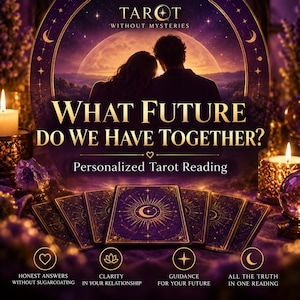 Può includere: Una grafica di lettura dei tarocchi viola e oro con il testo Tarot Without Mysteries, What Future Do We Have Together? e Personalized Tarot Reading. L'immagine mostra cinque carte dei tarocchi, candele e la sagoma di due persone.